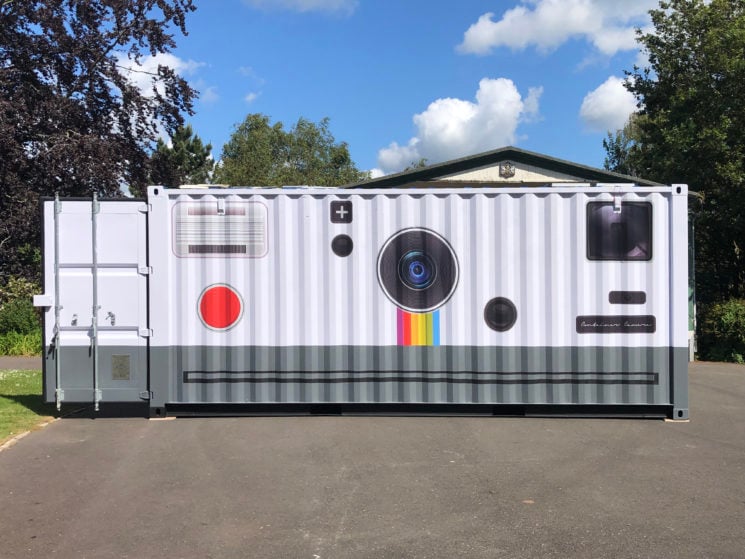 Fotografo trasforma  un container in un enorme fotocamera